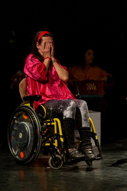 Anita weinend im Rollstuhl